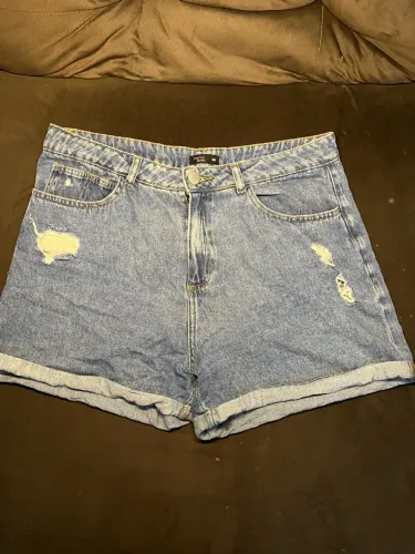 Short Jeans Feminino Destroyed Azul com Barra Dobrada