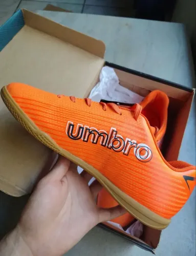 Chuteira Umbro Nova