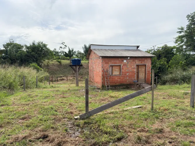 Casa à venda . Aceito moto e gado no negócio .
