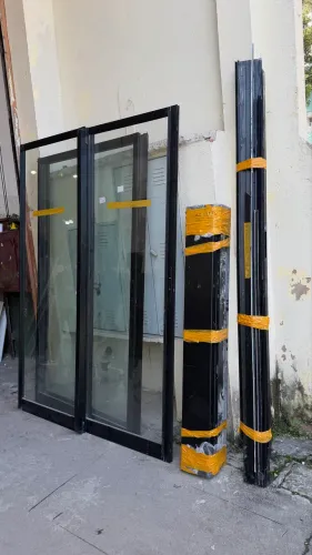 Porta balcão com persiana