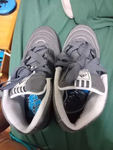 Tênis Adidas tamanho 40