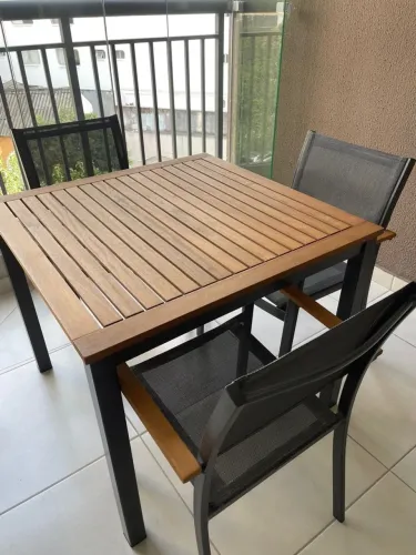 Vendo mesa com quatro cadeiras - naterial