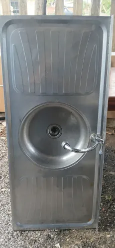 Pia de inox com torneira medindo 1,20