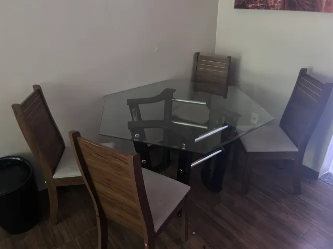 Mesa vidro grande 6 lug com 4 cadeiras acolchoadas 