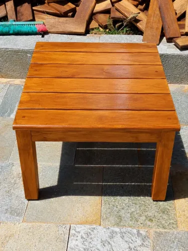 Mesa de centro artesanal de madeira