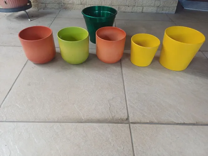 vendo o lote 06 vasos ornamentais de barro colorido ótimo estado