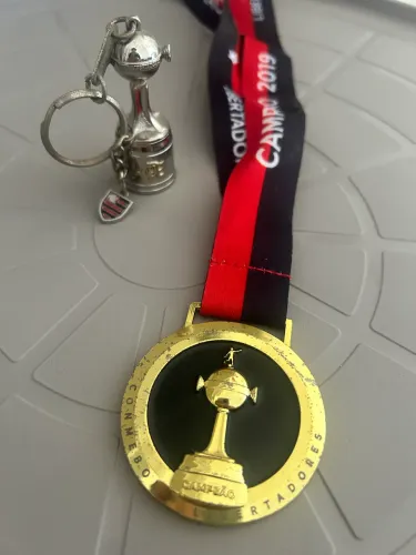 Kit Oficial Flamengo Campeão Libertadores 2019 - Medalha + Chaveiro