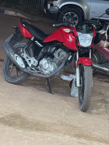 Vende se essa linda moto 160 fan toda original único dono