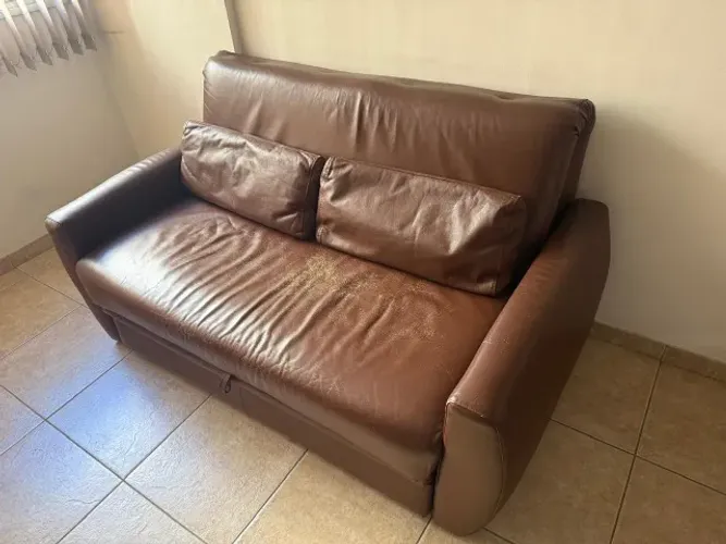 Sofá Cama em Couro