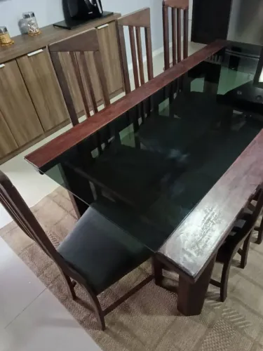 Mesa com 8 cadeiras