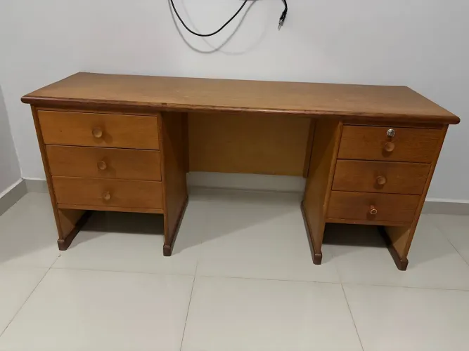 Vende-se mesa de escritório em madeira maciça