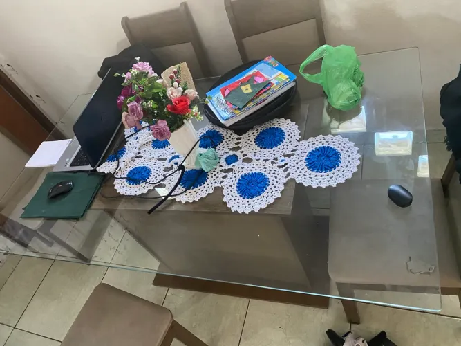 Mesa com Tampa de vidro + 6 cadeiras NOVAS