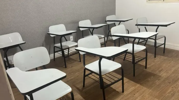 Lote com 11 Cadeiras Universitárias em Bom Estado (01 para Canhoto)