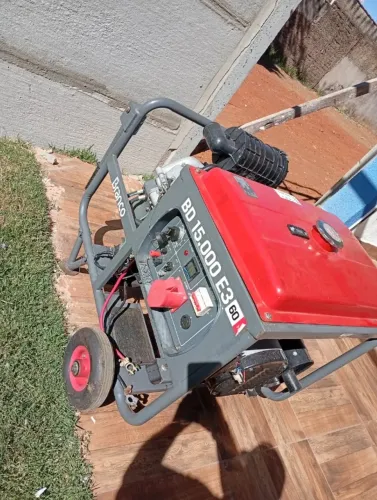 Gerador de Energia Branco 15 kVA Trifásico | Partida Elétrica | Usado