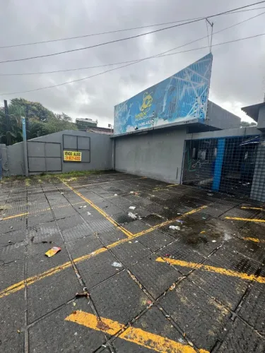 vendo Galpão - Casa que mede 12,00 de frente e 50,00m de fundo.