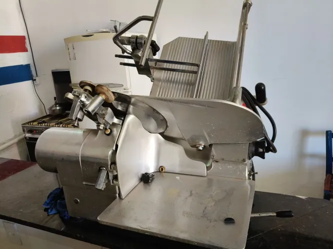 Máquina fatiadora de frios