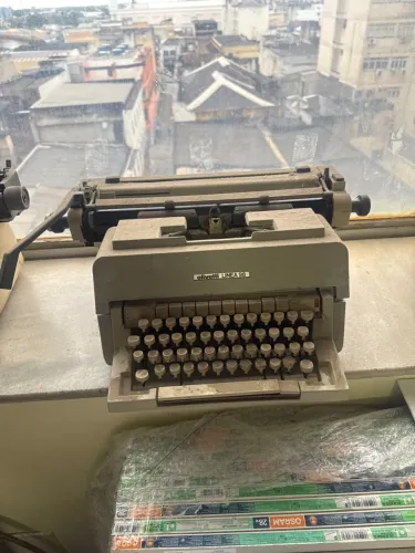 máquina de escrever clássica da marca Olivetti, modelo Linea 98