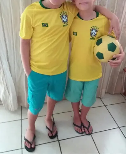 Vendo duas blusas infantil do Brasil por 25 reais as duas