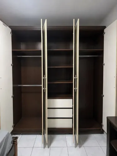 Guarda roupas branco, com 06 portas.