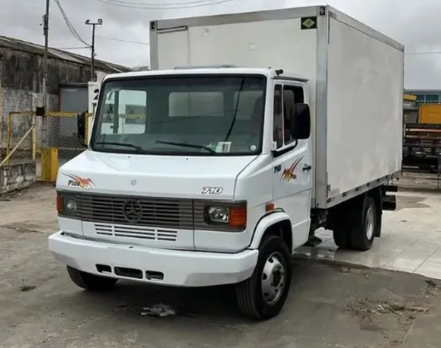 Mercedez Benz 710 plus 4x2 baú 