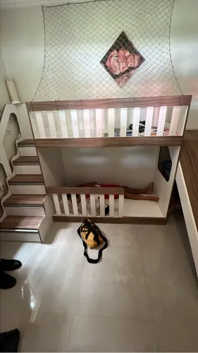 Cama infantil com escorregador 