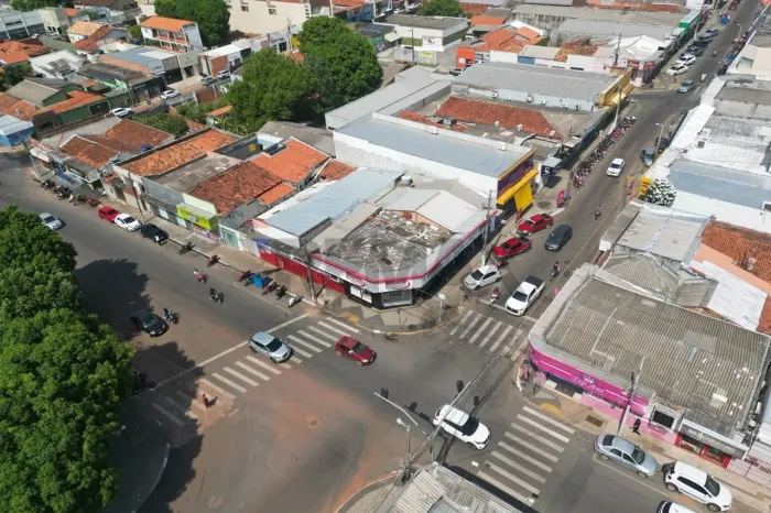 IMÓVEL COMERCIAL A VENDA NA AV. CÔNEGO JOÃO LIMA, ESQUINA COM PRAÇA DA BANDEIRA
