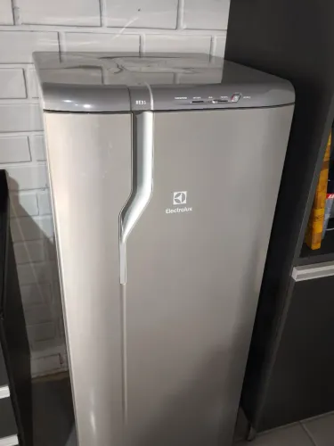 Geladeira ELECTROLUX RE31 240L