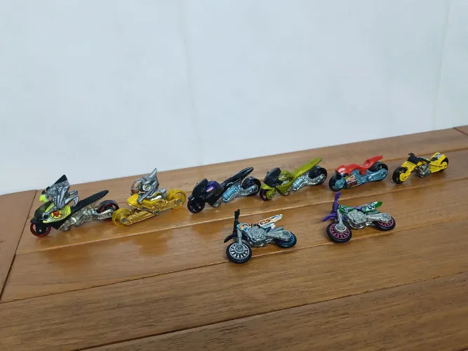 Lote Motos Hot Wheels Tudo por 180,00