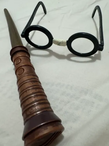 Kit raro/antigo Oficial Harry Potter com varinha e óculos ( não testei a varinha )