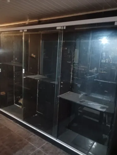 Vitrine de vidro com 3 portas de correr grande 