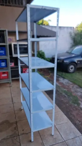 Estante de aço larga 0,40x0,92x2,00 m com 06 bandejas branca bem conservada