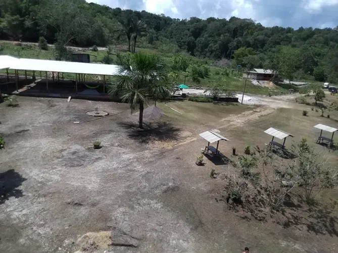 Vendo Lindo Balneário localizado na Rodovia AM 240 km 70, próximo à Vila de Balbina