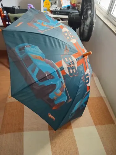 Sombrinha Disney Infantil Hot Wheels - menino - usada, em ótimo estado.