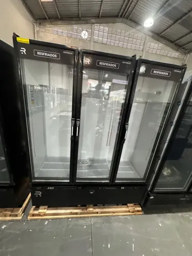 Expositora 3 portas resfriados 950 litros refrimate