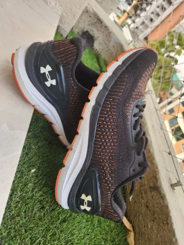 Tenis Under Armour charged skyline preto