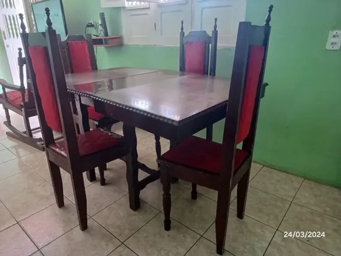Mesa antiga para 4 ou 8 cadeiras 