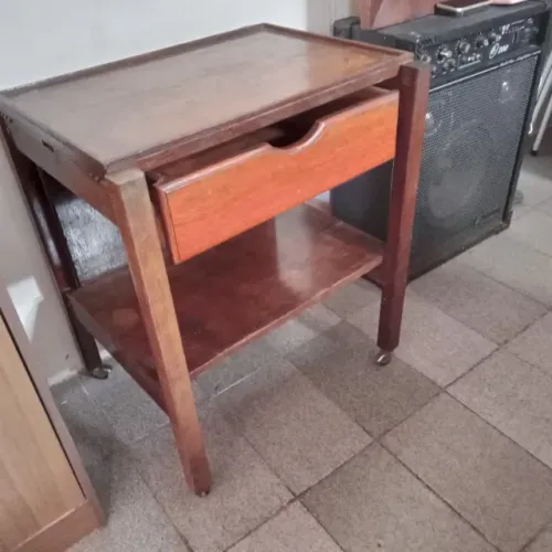 Mesinha com gaveta e pés de rodinha em sucupira...