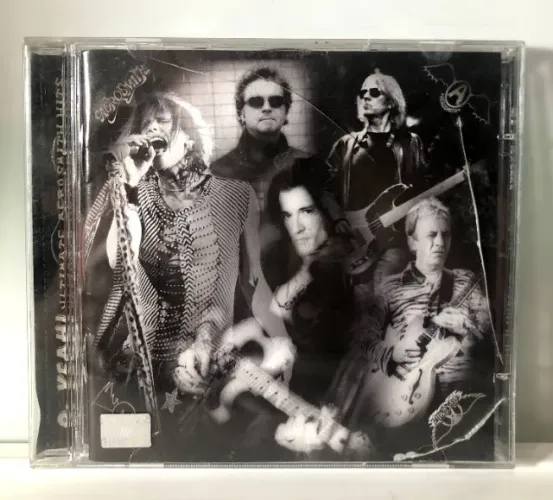 CD duplo da banda Aerosmith com o título Ultimate Aerosmith Hits 