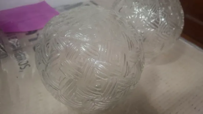 Par de cúpulas de vidro decoradas