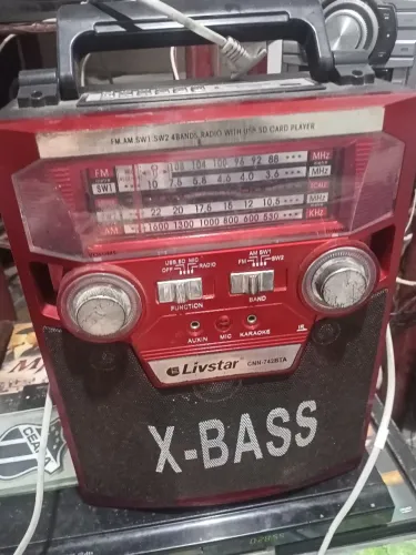 caixa JBL com am e fm pendrive bluetooth e cartão de memória 