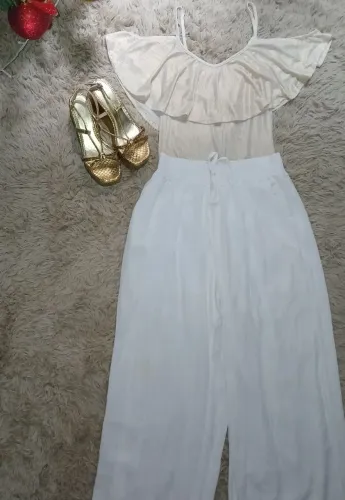 Conjunto Calça Branca e Body Dourado.