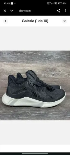 Tenis esportivo preto com solado branco