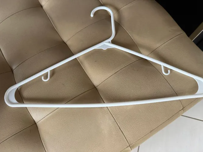 100 cabides brancos comprados na Target EUA 