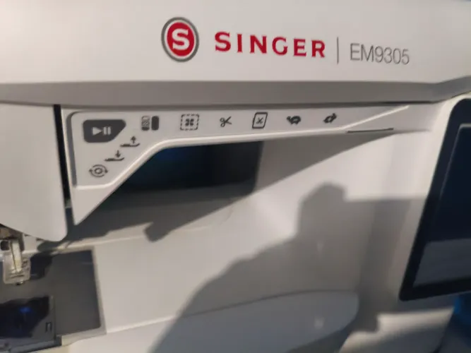 Máquina de bordados Singer EM9305