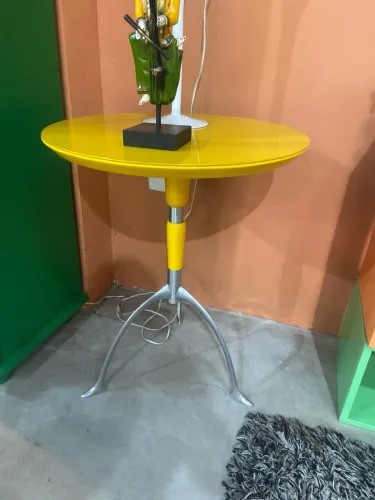 Mesa Auxiliar Laca Amarela Tampo de Vidro
