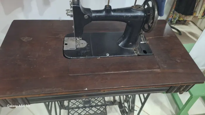 Máquina de costura antiga em madeira de lei