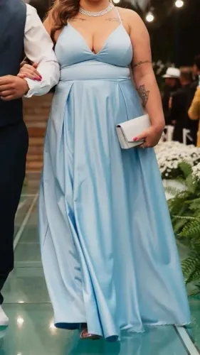 Vestido de festa em cetim com fenda, usado apenas 1x