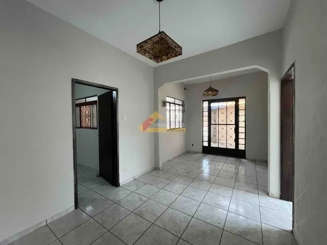 Casa localizada no bairro Interlagos