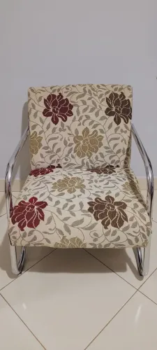 Poltrona com estrutura cromada e design floral