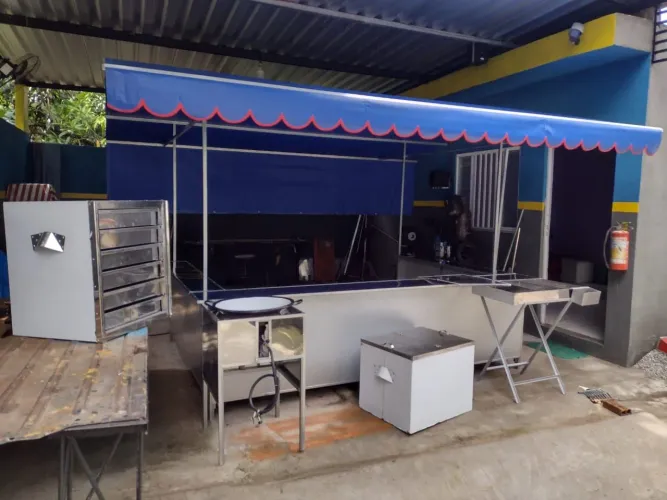 Barraca de pastel com utensílios 